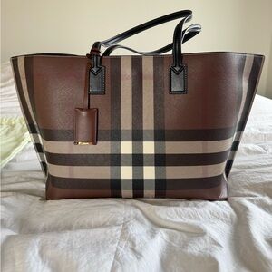 Burberry medium tote bag in dark birch brown